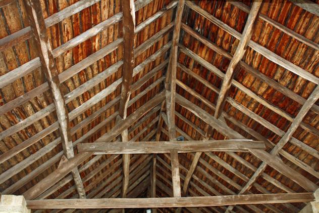klimabedingte Schäden an Kirchen und Schlössern am Schutz historischer Holzbalkendecken