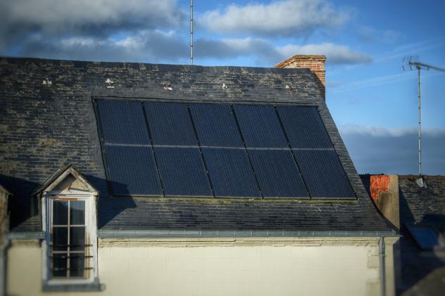 Solaranlage Solarpaneele Dach Kirche