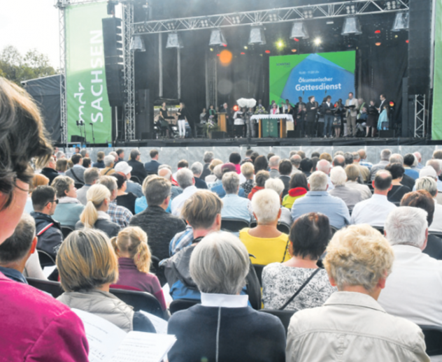 Etwa 300 Menschen feierten am Sonntag den Ökumenischen Gottesdienst an der MDR-Bühne mit dem Thema der Begegnung. Foto: Giersch