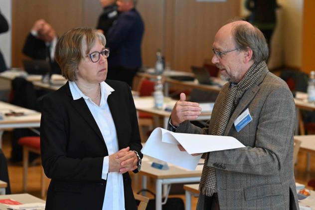 Haushaltexperten auf der Landessynode: Finanzdezernentin Kathrin Schaefer und Andreas Eßlinger vom Finanzausschuss der Landessynode. Foto: Steffen Giersch Landessynode Finanzen Gespräch