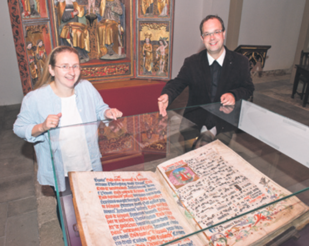 Beate Wieckowski und ihr Mann Alexander mit dem Meißner Messbuch, das die Chorherren im Meißner Dom beim Gesang nutzten. Foto: Barth