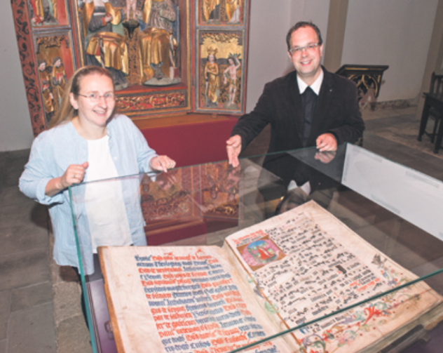 Beate Wieckowski und ihr Mann Alexander mit dem Meißner Messbuch, das die Chorherren im Meißner Dom beim Gesang nutzten. Foto: Barth Beate Wieckowski und ihr Mann Alexander mit dem Meißner Messbuch, das die Chorherren im Meißner Dom beim Gesang nutzten. Foto: Barth