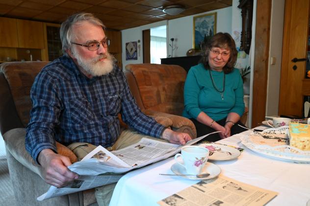 Gottfried Eichler blättert im SONNTAG und sitzt mit seiner Frau Diethild am Kaffeetisch, darauf die SONNTAG-Geburtstagstorte. Foto: Steffen Giersch