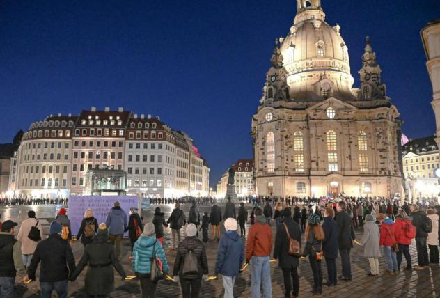Zeichen gesetzt: Mehr als 3000 Menschen mahnten 77 Jahre nach der Zerstörung Dresdens am 13. Februar 2022 mit einer Menschenkette zu Frieden und Gewaltfreiheit. (Archivbild)
