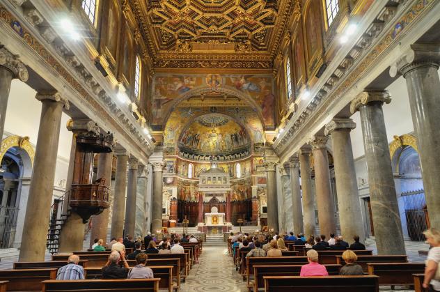 Römische Kirche Santa Maria in Trastevere, die den Hauptsitz der Gemeinschaft Sant‘Egidio beherbergt