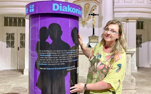 Sandra Krauß hat die Litfaßsäule in der Thalheimer Kirche aufgebaut