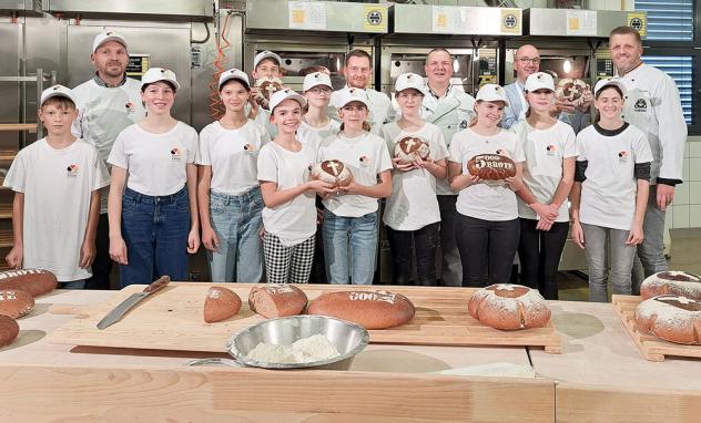 Konfirmanden aus Dresden-Hosterwitz beim Start der Brotback-Aktion in der vergangenen Woche.