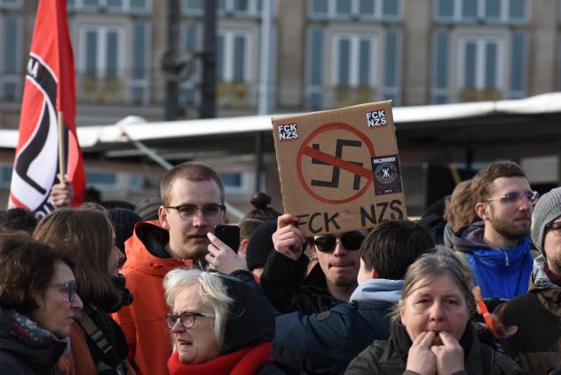 Schon beim Gedenken an die Bombardierung Dresdens am 13. Februar gingen tausende Menschen auf die Straße, um gegen rechte Vereinnahmung des Gedenktages zu demonstrieren. Am 17. Februar wurde in Dresden erneut gegen Pegida und AfD-Vertreter Björn Höcke demonstriert. Foto: Steffen Giersch Dresden, 13. Februar, Protest, Demo