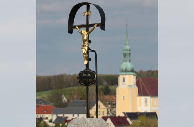 Zahlreiche Wegkreuze – wie hier bei Crostwitz – zeugen vom katholischen Glauben der Bevölkerung im heutigen sorbischen Kernland