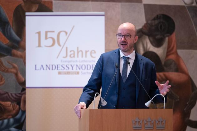 Landesbischof Tobias Bilz trägt vor der Landessynode seinen Bericht vor. Foto: EVLKS