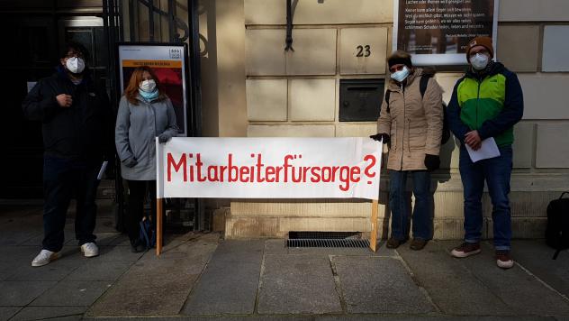 Mitarbeitende evangelischer Kitas in Dresden protestieren vor dem Haus der Kirche für eine andere Eingruppierung bei der Bezahlung. Foto: Naumann Protest Synode
