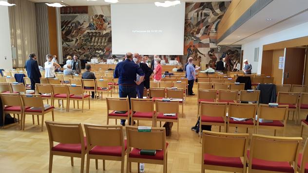 Pause im Sitzungssaal der Landessynode zur Frühjahrstagung im Haus der Kirche in Dresden. Foto: Uwe Naumann