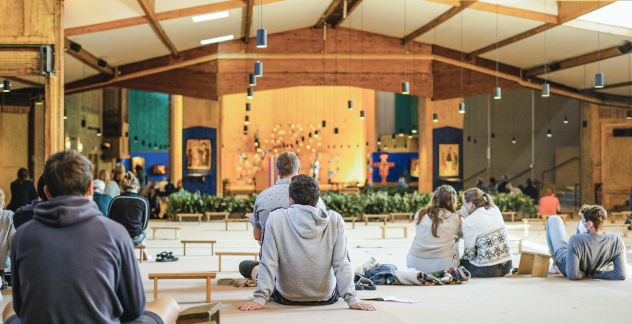 Gemeinschaft in der Versöhnungskirche: Junge Menschen seien stark belastet und gleichzeitig auf der Suche, sagt der scheidende Prior von Taizé, Frère Alois. Die Zeit in Taizé ermögliche ihnen, so zu sein, wie sie sind.