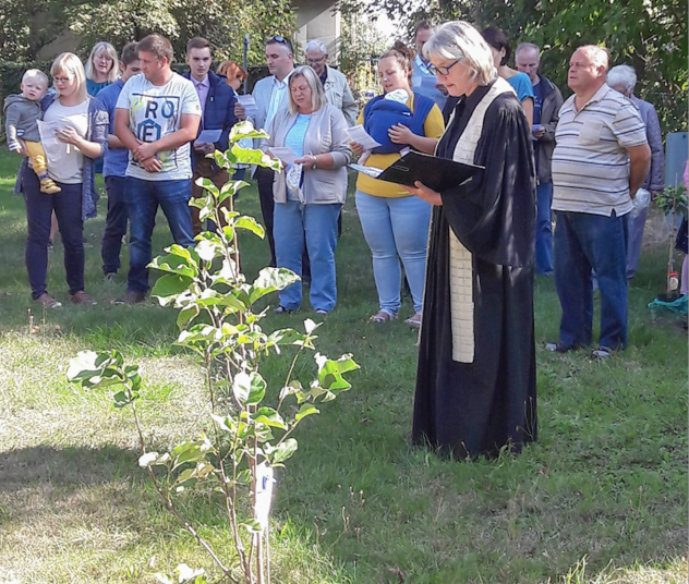 Beate Schelmat-von Kirchbach bei der Baumpflanzung. © privat