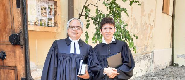 Oberkirchenrat i. R. Friedemann Oehme in Siebenbürgen mit Diakonin Cristina Arvay. Oberkirchenrat i. R. Friedemann Oehme in Siebenbürgen mit Diakonin Cristina Arvay.