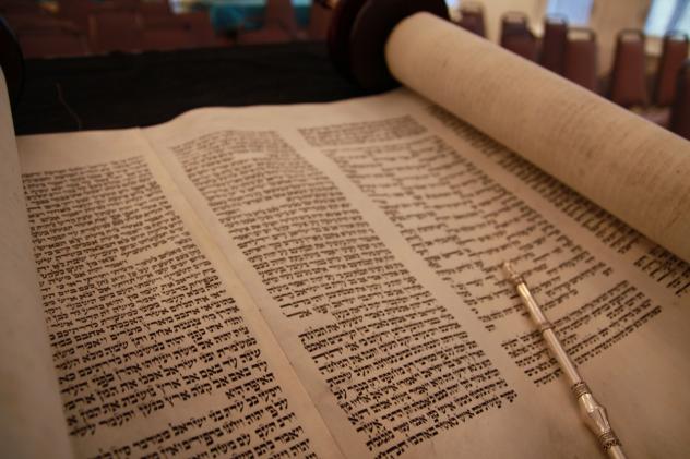 Tora Thora Schriftrolle jüdisch © nellyaltenburger/Pixabay