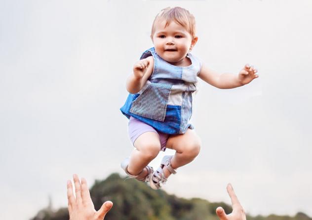 Ein Glaube, der trägt und auffängt: Die Beziehung zu Gott kann Kindern ein tiefes Vertrauen in das Leben sowie Freiheit und Stärke schenken.