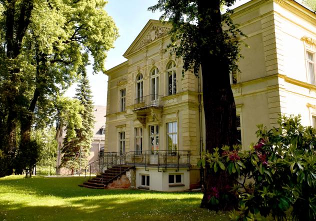 Die Villa Hartmann auf dem Kaßberg zeugt vom Stolz der erfolgreichen Chemnitzer Fabrikanten im „Sächsischen Manchester“. Die Villa Hartmann auf dem Kaßberg zeugt vom Stolz der erfolgreichen Chemnitzer Fabrikanten im „Sächsischen Manchester“.