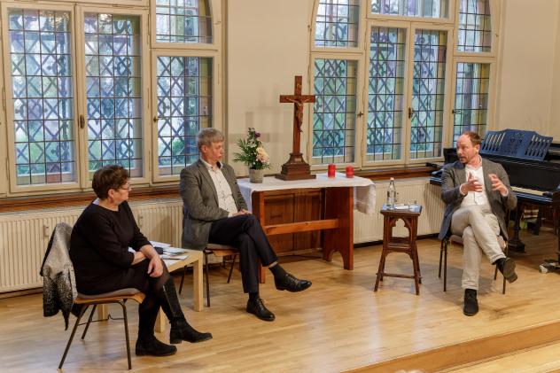 Im Gespräch: Dr. Annette Weidhas, Evangelische Verlagsanstalt Leipzig, Stephan Bickhardt (M.), Evangelische Akademie Sachsen, und CDU-Politiker Marco Wanderwitz.