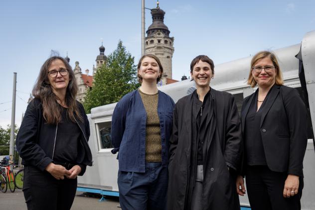 V. l.: Gesine Oltmanns, Marlene Oeken, Martha Schindling und Skadi Jennicke informierten heute über die Pläne zum Einheitsdenkmal auf dem W.-Leuschner-Platz in Leipzig. © Uwe Winkler