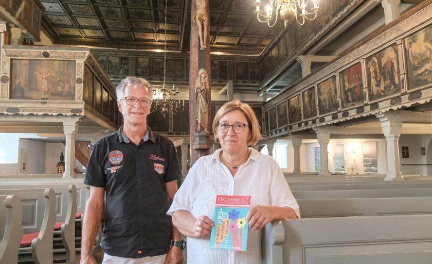 Andreas Steffens und Annerose Päßler in der Sebnitzer Stadtkirche St. Peter und Paul.