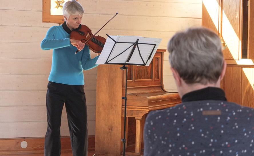 Dorothee Eychmüller spielt bei „Musik und Wort zur Mittagszeit“ in der Zionskirche Stücke auf der Violine. 