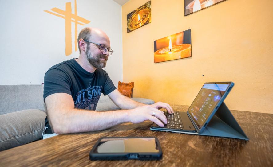 Andreas Gruner hat sein erstes eigenes Album veröffentlicht – und dabei auf moderne Technik gesetzt. Mithilfe Künstlicher Intelligenz entstand eine musikalische Reise durch dunkle Zeiten hin zu neuer Hoffnung. © Georg Ulrich Dostmann