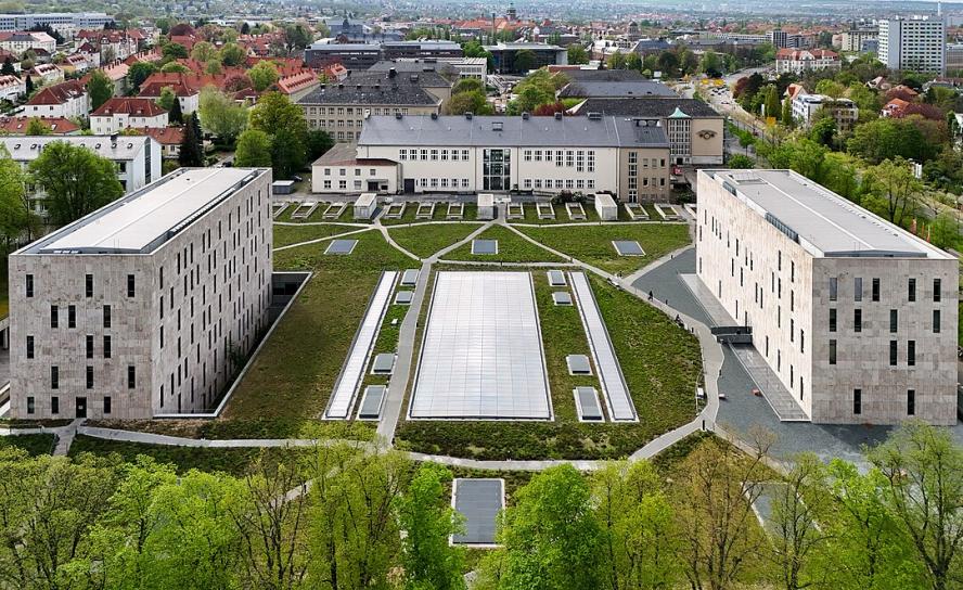 SLUB Dresden mit Trefftz-Bau der TU Dresden mittig im Hintergrund, 2024. Auch die Universitätsbibliothek war an der Rückgabe beteiligt.