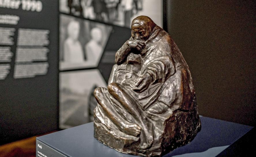 Wendepunkt: Einen tiefen Einschnitt in Käthe Kollwitz’ Leben ist der Tod ihres Sohnes Peter, der im Ersten Weltkrieg fällt. Den Verlust verarbeitet sie in der Bronzeplastik „Pietà“ (1937). © epd-bild/Peter Jülich