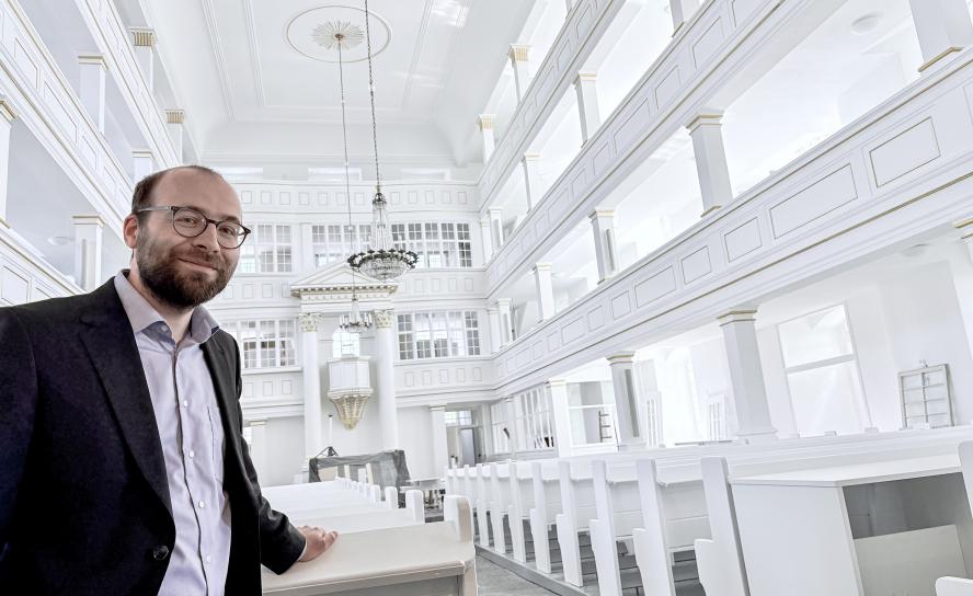 Pfarrer Cornelius Voigt in der sanierten Kirche in Mildenau. © Anna Neef