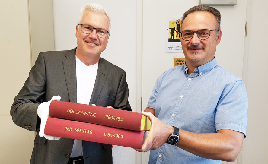 Thomas Pelz (re.) übergibt die Sammlung seines Vaters an Redaktionsleiter Torsten Hilscher. © Uwe Naumann