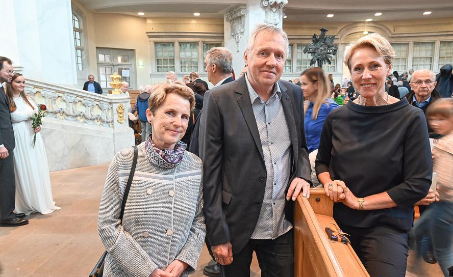 Christiane und Frank Schneider sowie Carolin von Breitenbuch (von links nach rechts) in der Frauenkirche. Foto: Steffen Giersch