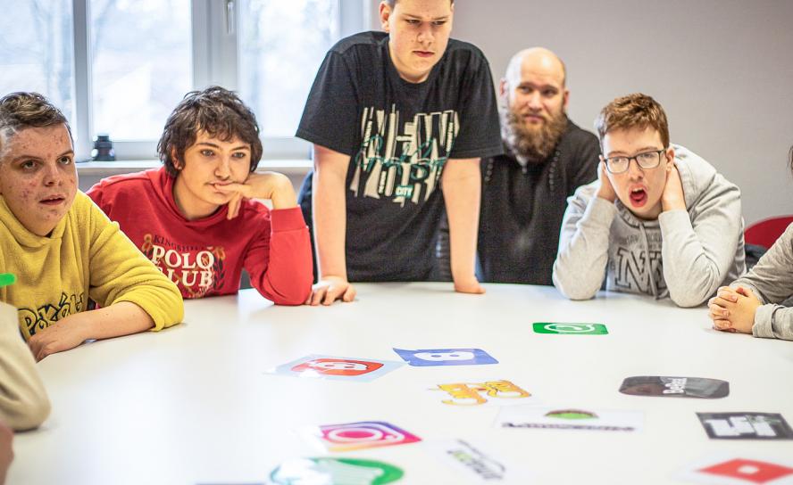 Schüler der Förderschule des Epilepsiezentrums beim Medien-Kurs. Foto: Patrick Ziob / Epilepsiezentrum Kleinwachau