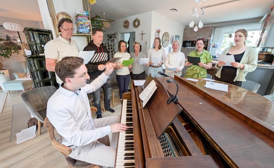 Tastenkunst statt Aktenstudium: Staatsanwalt Philip Socher mit dem Wohnzimmer­chor daheim.