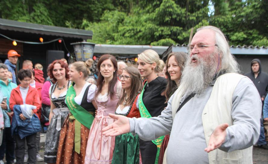 "Beten und arbeiten gehören seit jeher zusammen": Pfarrer Jens Giese bei der Andacht. Foto: Eberhard Mädler