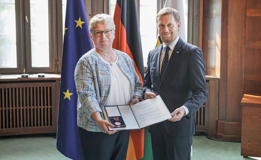 Christiane Scheurer bekommt von Ministerpräsident Michael Kretschmer den Orden am Band überreicht. Fotos: Dirk Sukow