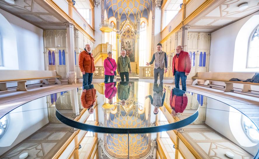 In der Hospitalkirche Lößnitz steht das spektakuläre Kunstwerk von Rebecca Horn: „The Universe in a Pearl“ (Das Universum in einer Perle).