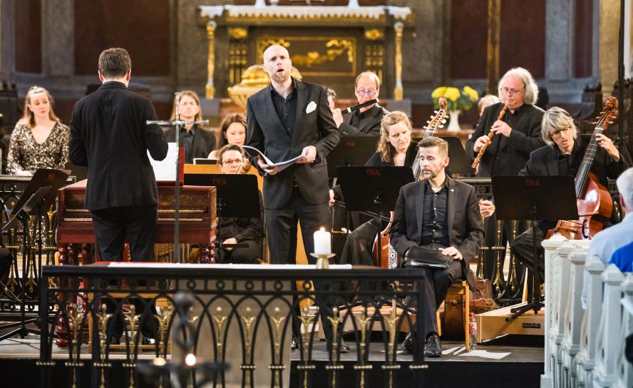 Jonathan Sells in der Nikolaikirche Leipzig im Rahmen des Bachfests während des Passionsoratoriums von Johann Sebastian Bach.
