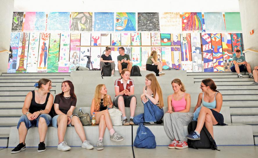 Schülerinnen und Schüler im Innern der Schule vor weiteren Bannern. © Sven Gleisberg