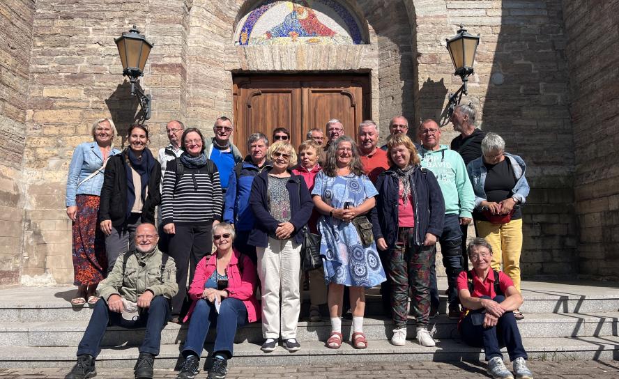 Zu Gast beim Sängerfest Tallinn. Die Gruppe an der Alexanderkirche in Narva.