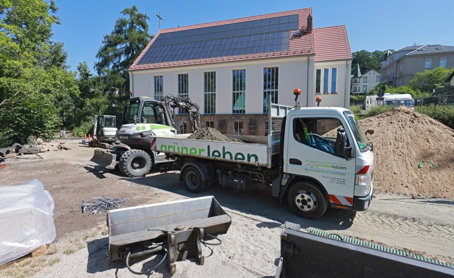 Im nunmehr zweiten Bauabschnitt bei den Außenanlagen wird der Kirchenvorplatz gestaltet. 