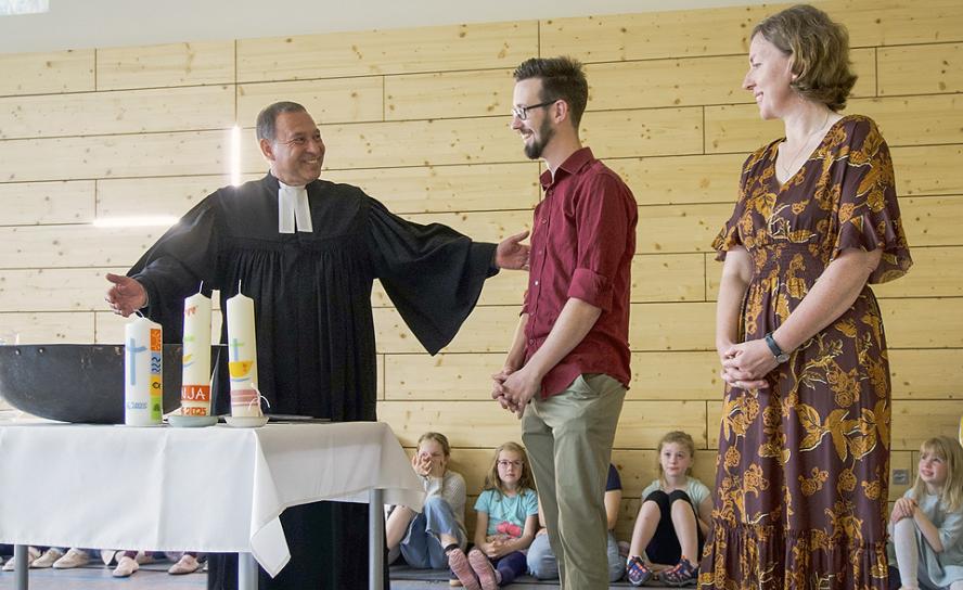 Franz Hanke (M.), Erzieher an der Evangelischen Grundschule Halle, wird von Ekkehard Steinhäuser getauft. Als Taufpatin mit dabei ist Elisabeth Lauterbach.