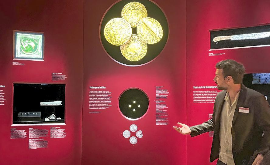 Gefunden wurde auch dieser Goldschatz. Ausstellungskurator Paul Globig erklärte bei einem Rundgang, dass ein Abt des Klosters Himmelpforte die vier Gulden vermutlich in einer Mauerritze versteckte, um sie vor den Plünderern zu bewahren. © Claudia Crodel