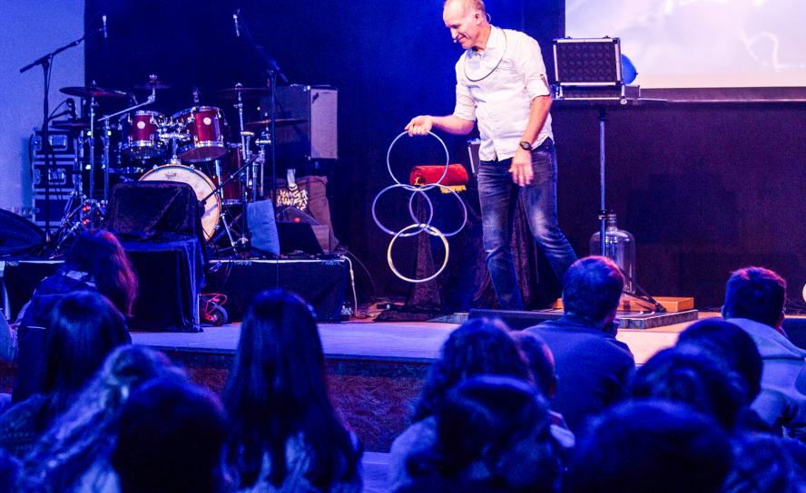 Mr. Joy alias Karsten Strohhäcker bei einer Show im Missiocamp.