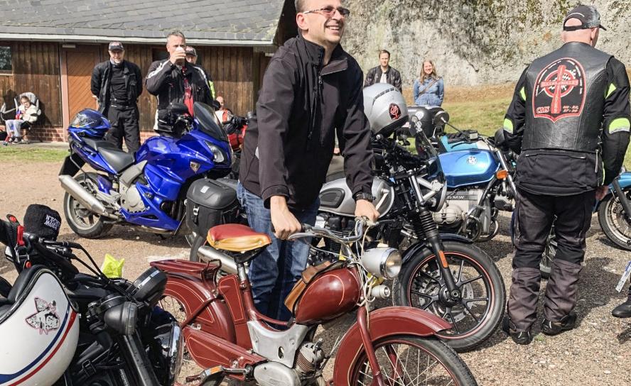 Ein Biker-Gottesdienst auf der Schönheider Fuchsstein-Freilichtbühne im Juli. © Eberhard Mädler