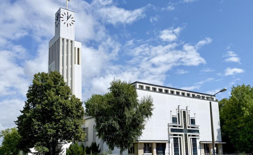 Die schneeweiße Versöhnungskirche in Leipzig-Gohlis.