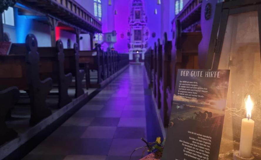 Ein Gemeindeprojekt, das sich um die »chrismon Gemeinde 2025« bewirbt: »Der gute Hirte« der Ev.-Luth. Kirchgemeinde Königswartha. Die Licht- und Klanginstallation ist mobil und stand auch, wie hier im Bild, in der Lutherkirche Radebeul.