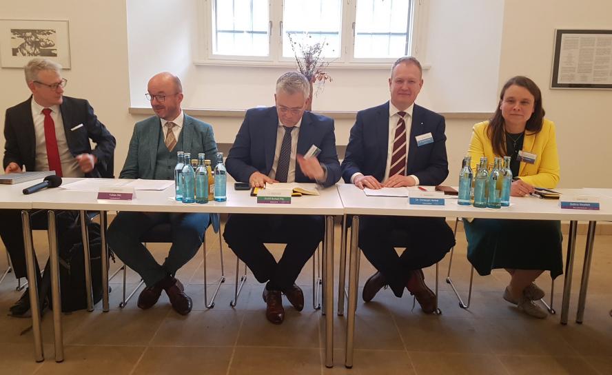 Pressekonferenz im Rahmen der Landessynode (v. l.): Präsident des Landeskirchenamtes Hans-Peter Vollbach, Landesbischof Tobias Bilz, Bildungsdezernent und Vorsitzender der AG "Kirche im Wandel" Burkart Pilz, Vizepräsident der Landessynode und Vorsitzender der AG "Kirche im Wandel" Christoph Herbst, Synodalpräsidentin Bettina Westfeld. Foto: Uwe Naumann