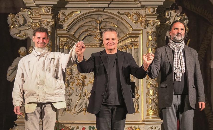 Als „Nathan on Church“ ist Lessings „Nathan“ als Live-Hörbuch in dessen Taufkirche zu erleben, es liest der Schauspieler Tom Quaas (Mitte).