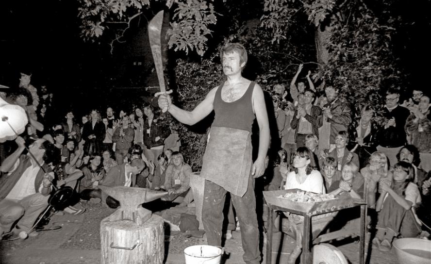 Bibelspruch erprobt: Der Wittenberger Friedenskreis hatte am 24. September 1983 beim Kirchentag zu einem Abend der Begegnung auf den Lutherhof eingeladen. Rund 2000 vorwiegend junge Leute hatten sich schon Stunden vorher auf dem ehemaligen Klostergelände eingefunden, um nach Einbruch der Dunkelheit zu verfolgen, wie Kunstschmied Stefan Nau von der PGH Stahlbau ein Schwert zu einer Pflugschar umschmiedete. © epd-bild/Bernd Bohm